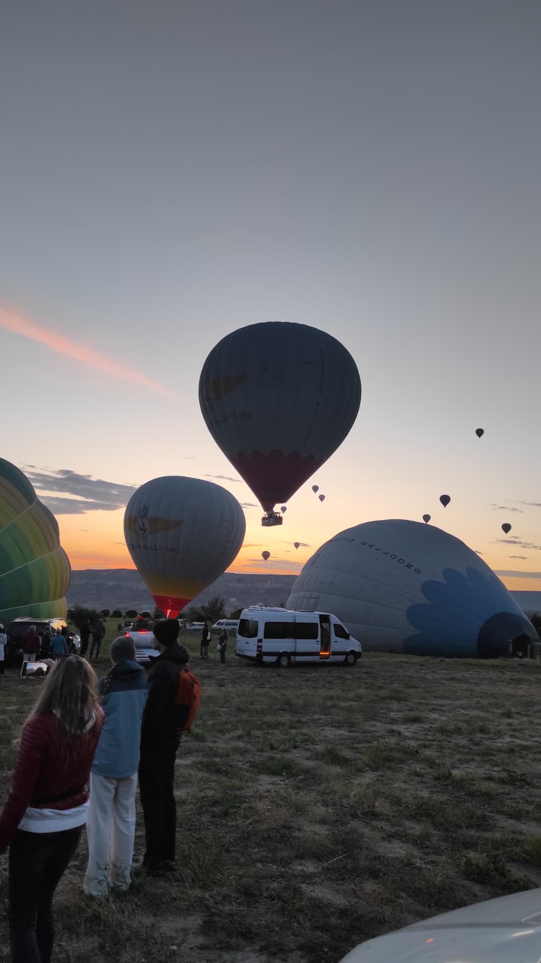 Hőlégballonok felfújása hajnalban Kappadókiában