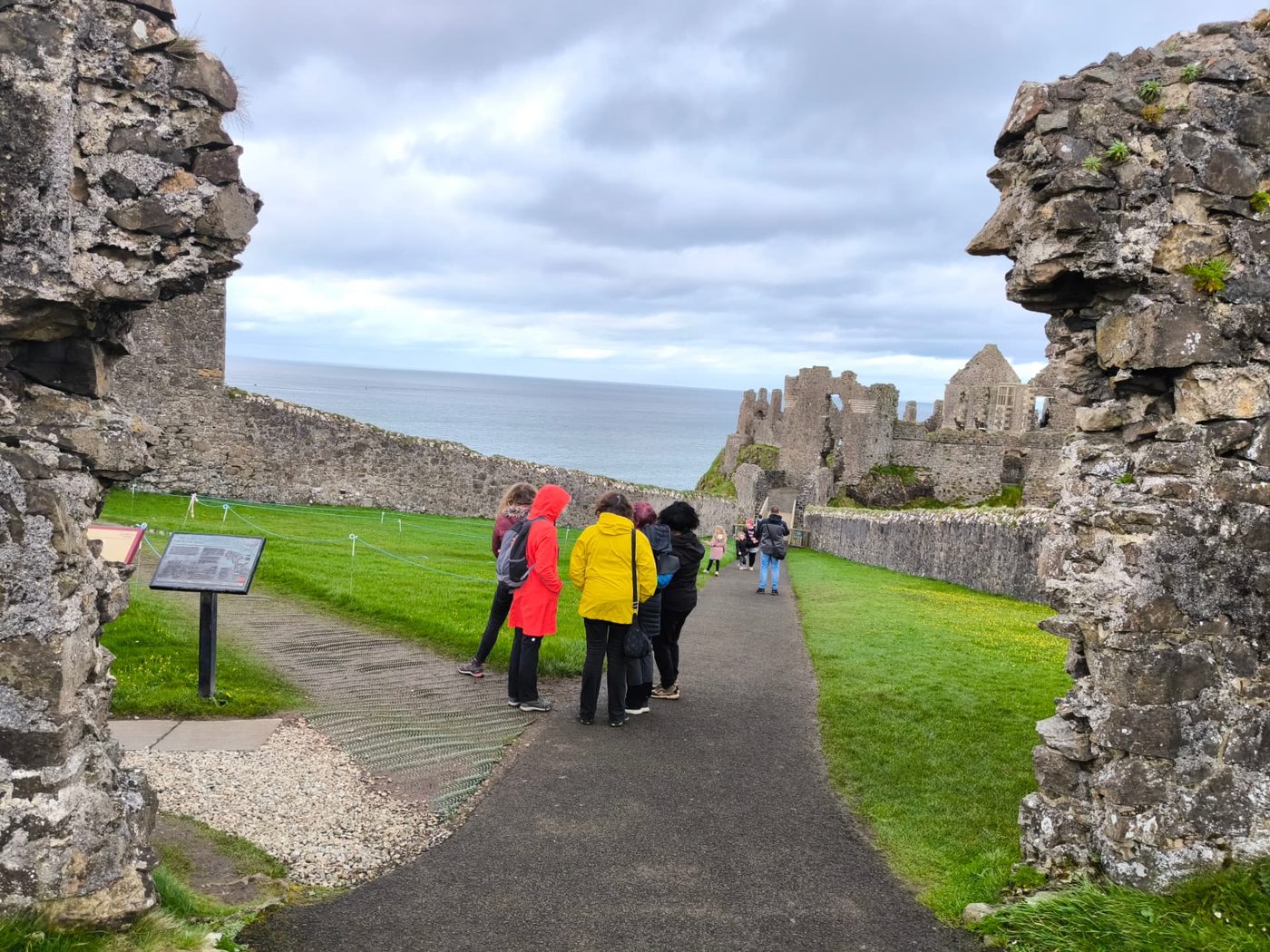 Dunluce kastély romjai a tengerparton