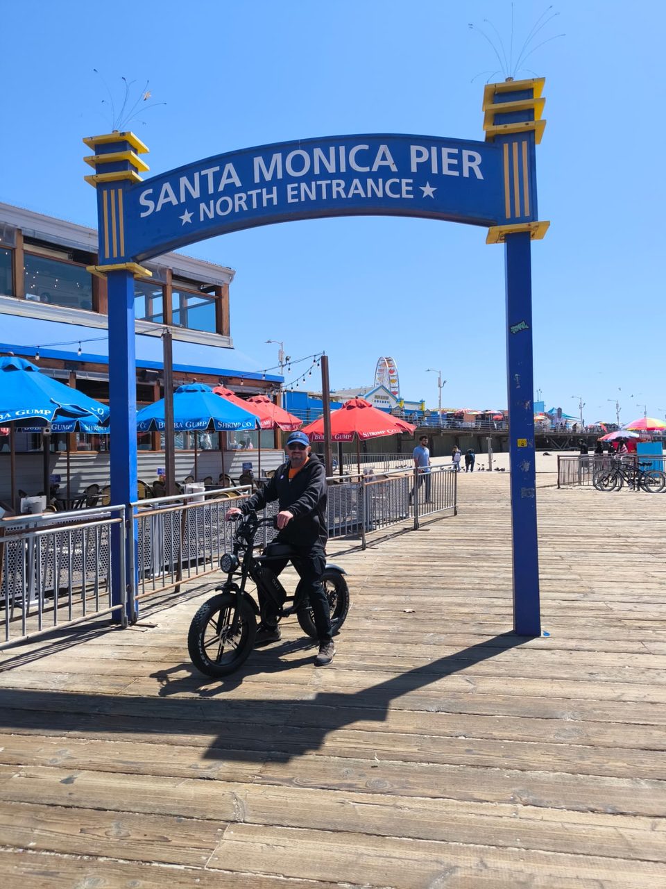 Elektromos kerékpár a Santa Monica Pier bejáratánál