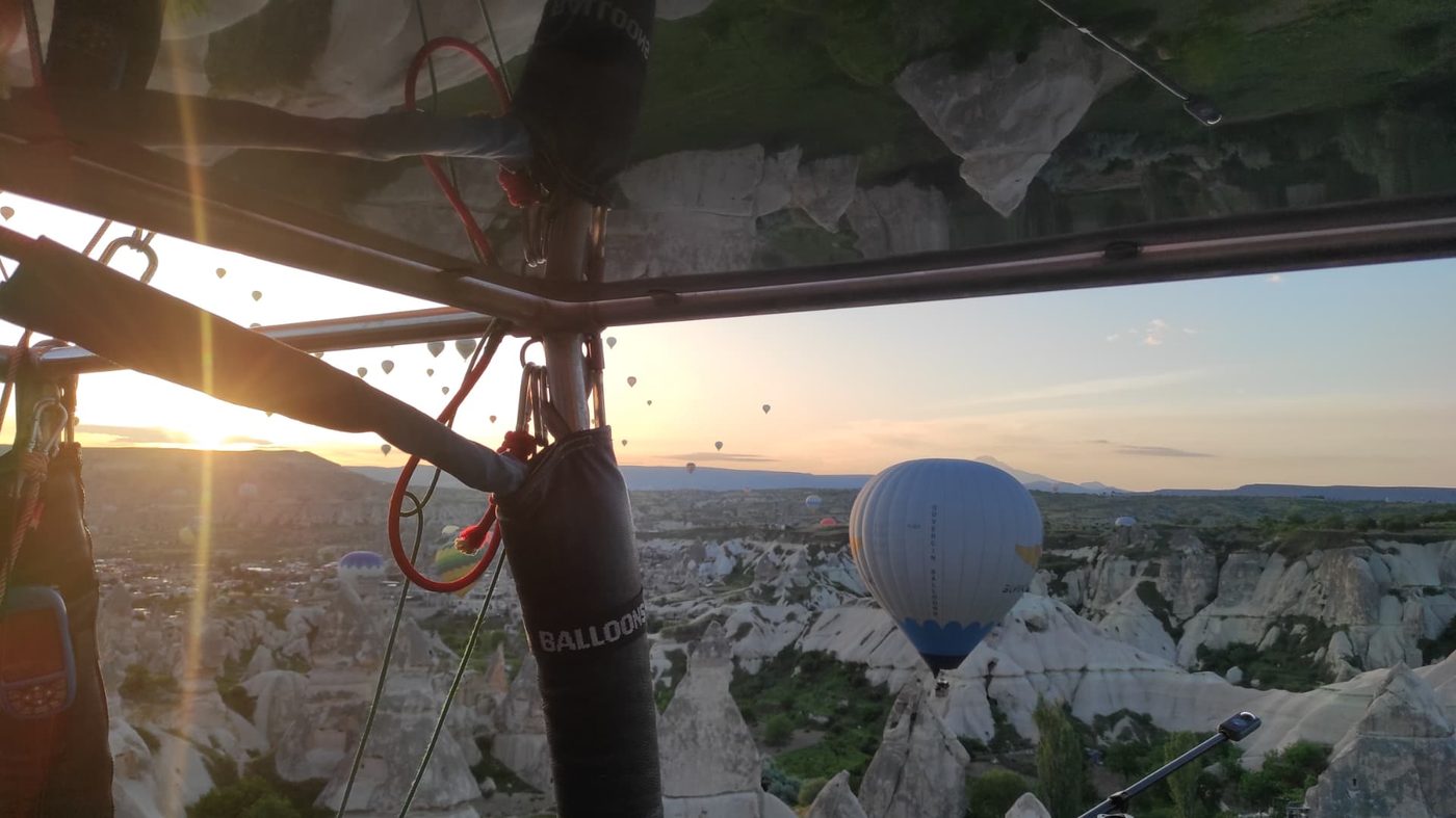 Kilátás a hőlégballon kosarából a tündérkéményekre