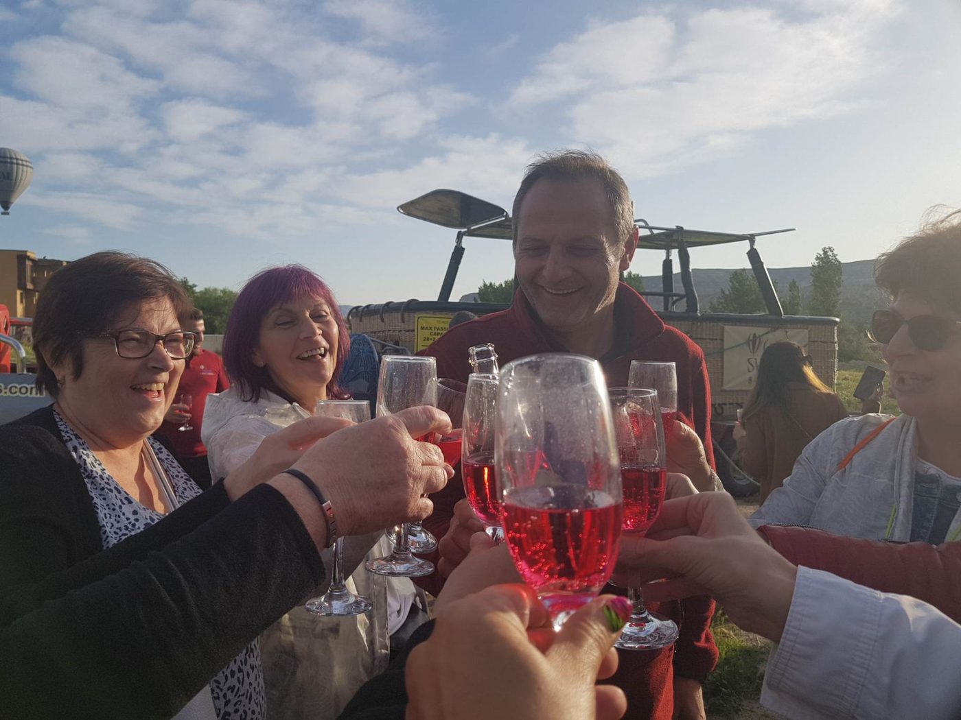 Koccintás a hőlégballonos landolás után