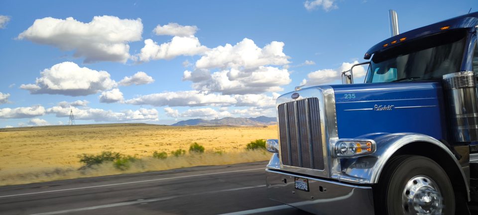 Kék Peterbilt kamion az arizonai országúton