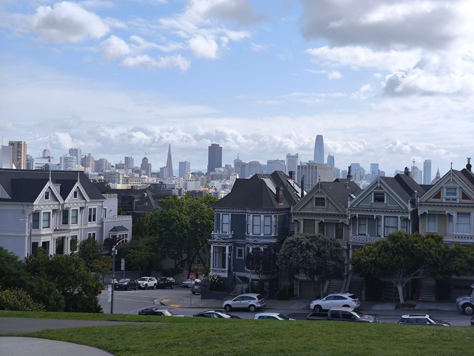 Viktoriánus Painted Ladies házak San Francisco látképével
