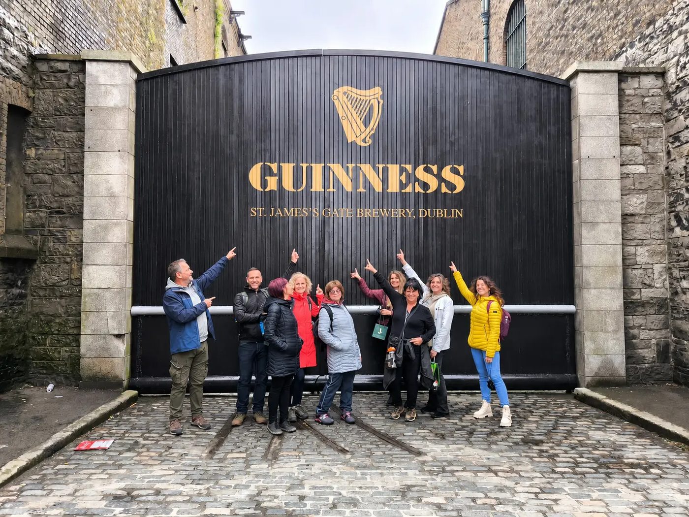 A csoport a Guinness gyár kapuja előtt