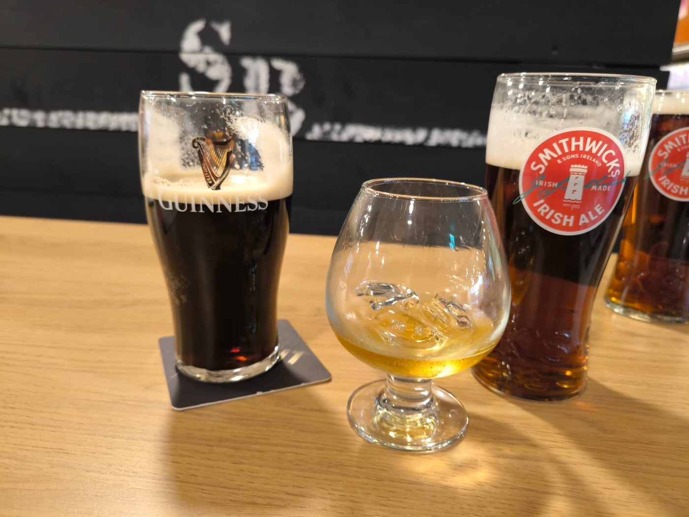 Guinness, Smithwick's és whiskey egy asztalon